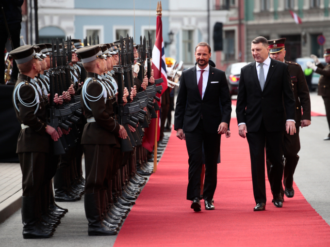 Kronprins Haakon og President Vējonis inspiserer æresgarden. Foto: Lise Åserud / NTB scanpix